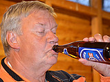 Nach dem Sieg der 60ger in der Unterliga, geniesst Karl ein Bierchen