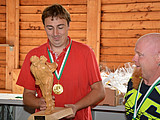 Sven nimmt den Wanderpokal für sein Team, die Staatsmeister 1986, zu zweiten mal in Empfang