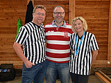 Wettbewerbsleiter Daniel Galler, Moderator Olaf Hauck und Schiedsrichterin Liesi Kotnig.