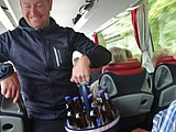 1.Tag auf der Fahrt nach Linz versorgt uns Christian mit Getränken.