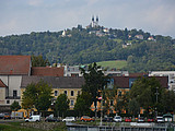 Der Pöstlingberg im Hintergrund.