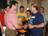 Franz gratuliert Hans und überreicht ihm das Geschenk der ESR Woelzertal (Reisegutscheine). 