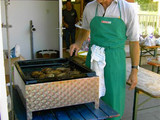 und Küchenchef "Walter" empfiehlt; Kotelett mit Salat.